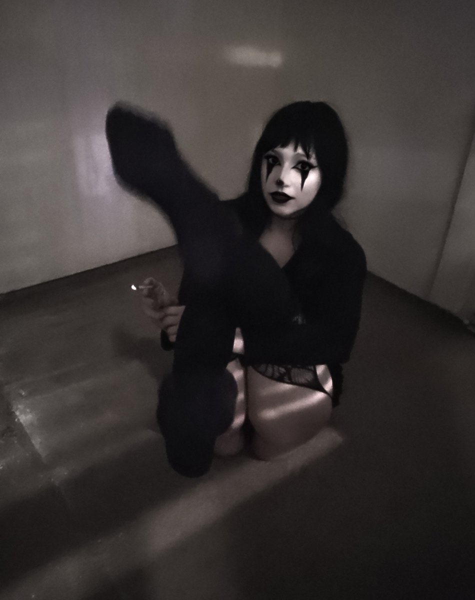 lowkey_manic's tweet photo. my link https://t.co/n6WL1N1bPt 🔗🦇 https://t.co/7fhny84gI5
