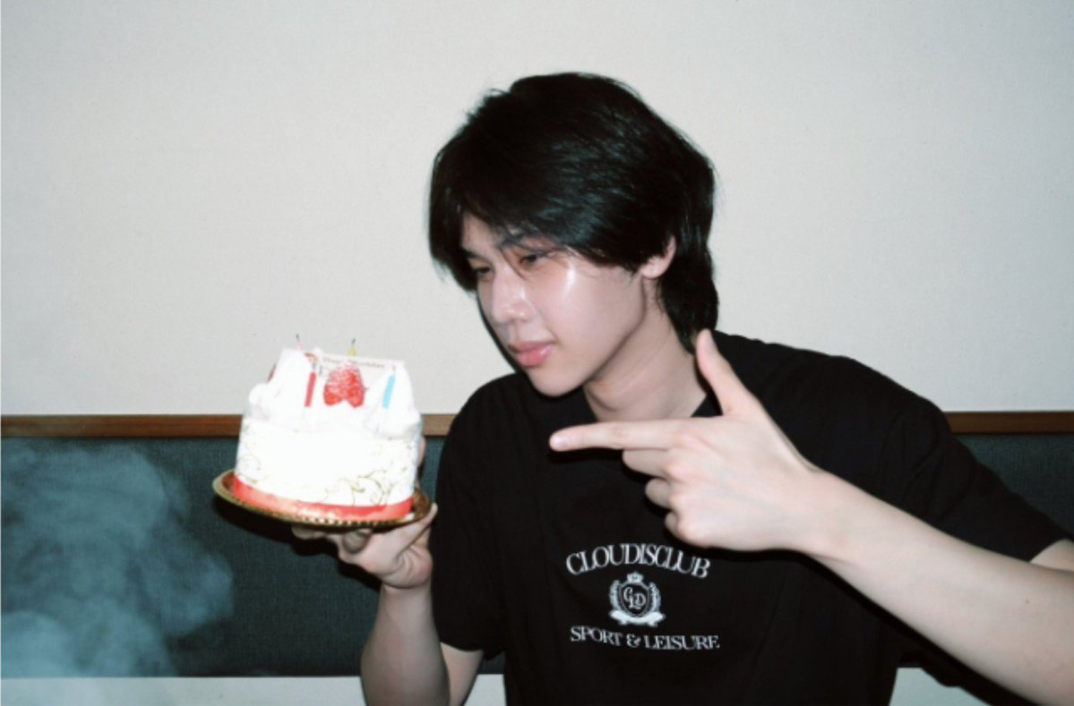 sunflwforjd_'s tweet photo. the thought that this might be the last pic of dunk we get from joong… wdym we'll never get to see dunk through joong's eyes again... 💔 https://t.co/9kSufZD74q