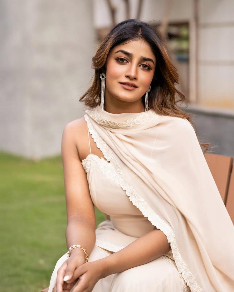 MoviesUpdatez's tweet photo. #DimpleHayati latest captivating clicks https://t.co/LNHRsFMJT5