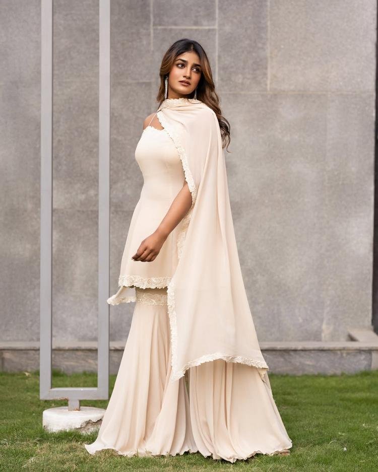 MoviesUpdatez's tweet photo. #DimpleHayati latest captivating clicks https://t.co/LNHRsFMJT5