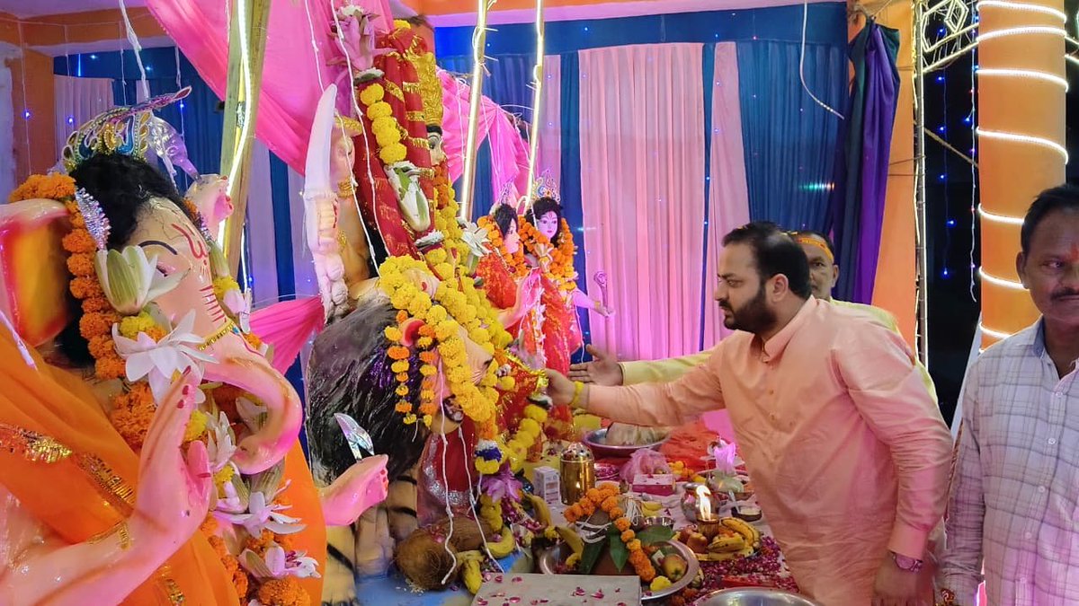 PushpSingh21's tweet photo. 🌺 बीरमपुर (मलौना, सुमेरपुर) में आयोजित माता के जागरण में पहुंचे राष्ट्रसेवक पुष्पेंद्र प्रताप सिंह; आयोजन समिति को भेंट किया आर्थिक सहयोग।
मां भगवती के दर्शन कर स्वजनों से की आत्मीय भेंट, सेवा कार्यों हेतु मातृशक्ति व बहनों से मिला भरपूर स्नेह व आशीर्वाद! 🚩✨

#PushpendraPratapSinghUnnao #unnao #pushpendrapratapsingh #samajseva #navratri