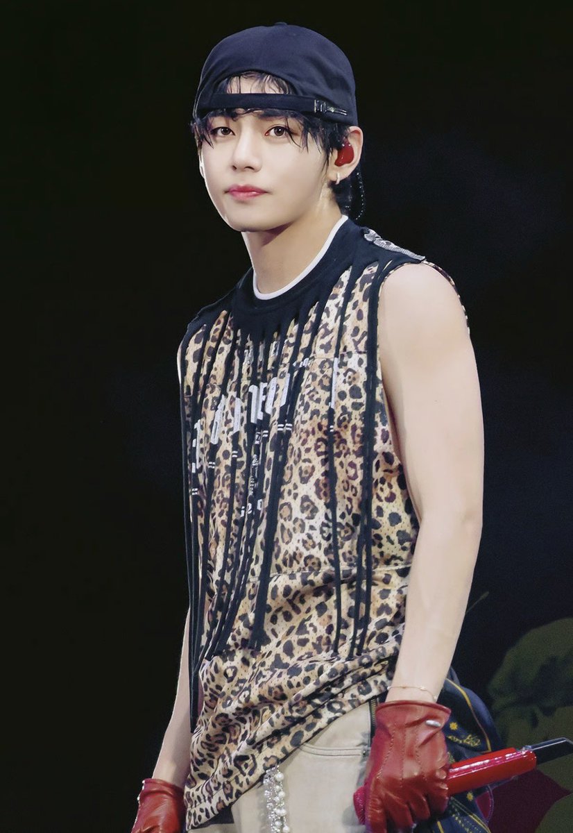BTSV_TH's tweet photo. “Chile, el mejor país de Chile” วี BTS ละลายหัวใจชาวชิลี 

‘วี BTS’ สร้างความประทับใจให้แฟน ๆ ชาวชิลีอย่างล้นหลาม ระหว่างคอนเสิร์ต BTS WORLD TOUR ‘ARIRANG’ ที่สนามกีฬาแห่งชาติในกรุงซานติอาโก ประเทศชิลี เมื่อวันที่ 14 และ 16–17 ตุลาคมที่ผ่านมา แทฮยองได้รับความสนใจจากสื่อท้องถิ่น หลังหยิบยกมีมยอดนิยมและเสียงเชียร์แบบดั้งเดิมของชาวชิลีมาพูดบนเวที โดย BTS จัดการแสดงที่สนามแห่งนี้รวมทั้งสิ้น 3 วัน

ในช่วงกล่าวปิดท้ายคอนเสิร์ตวันแรก แทฮยองพูดถึงมีมชื่อดังของชิลีว่า

“Chile, el mejor país de Chile”
แปลว่า “ชิลี คือประเทศที่ดีที่สุดในชิลี”

มีมนี้มีต้นกำเนิดมาจากบทสัมภาษณ์ทางโทรทัศน์ของแฟนฟุตบอลคนหนึ่งในปี 2015 ขณะร่วมฉลองชัยชนะของทีมฟุตบอลทีมชาติชิลี และกลายเป็นวลีที่ผู้คนจดจำกันอย่างแพร่หลาย

ในวันที่ 2 แทฮยองกล่าวขอบคุณแฟน ๆ ชาวชิลี พร้อมตะโกนคำว่า

“TIKI TIKI TII!”
ซึ่งเป็นเสียงเลียนแบบที่ใช้ในเทศกาลประเพณีของชิลี

รายการข่าวโทรทัศน์ท้องถิ่น Chilevisión Noticias รายงานถึงเหตุการณ์นี้ว่า

“วีทำได้อีกแล้ว! เขาปลุกความตื่นเต้นด้วยภาษาสเปนติดต่อกันถึงสองวัน”

ในการแสดงรอบสุดท้าย แทฮยองตะโกนเสียงเชียร์ที่เป็นสัญลักษณ์ของชิลีว่า

“CHI CHI CHI! LE LE LE! VIVA CHILE!”

หมายถึงเสียงเชียร์ทีมชาติชิลีที่ลงท้ายด้วยคำว่า “Viva Chile!” หรือ “ชิลีจงเจริญ!”

สถานีโทรทัศน์แห่งชาติของชิลี 24 Horas ยังรายงานถึงช่วงเวลาที่แทฮยองพูดถึงมีมท้องถิ่น และเล่าว่าเขาได้ลองรับประทาน Empanada อาหารขึ้นชื่อของชิลีด้วย

นอกจากนี้ สื่อท้องถิ่นหลายแห่ง อาทิ The Clinic, FMDOS, Rock & Pop 94.1, CHV Noticias และ Radio ADN ต่างนำเสนอช่วงเวลาที่แทฮยองพูดมีมภาษาสเปนบนเวที โดยยกให้เป็นหนึ่งในไฮไลต์สำคัญของคอนเสิร์ตครั้งนี้ 

Source: 
🔗 https://t.co/mDlDJaEaJ5

#BTSV #TAEHYUNG #KIMTAEHYUNG