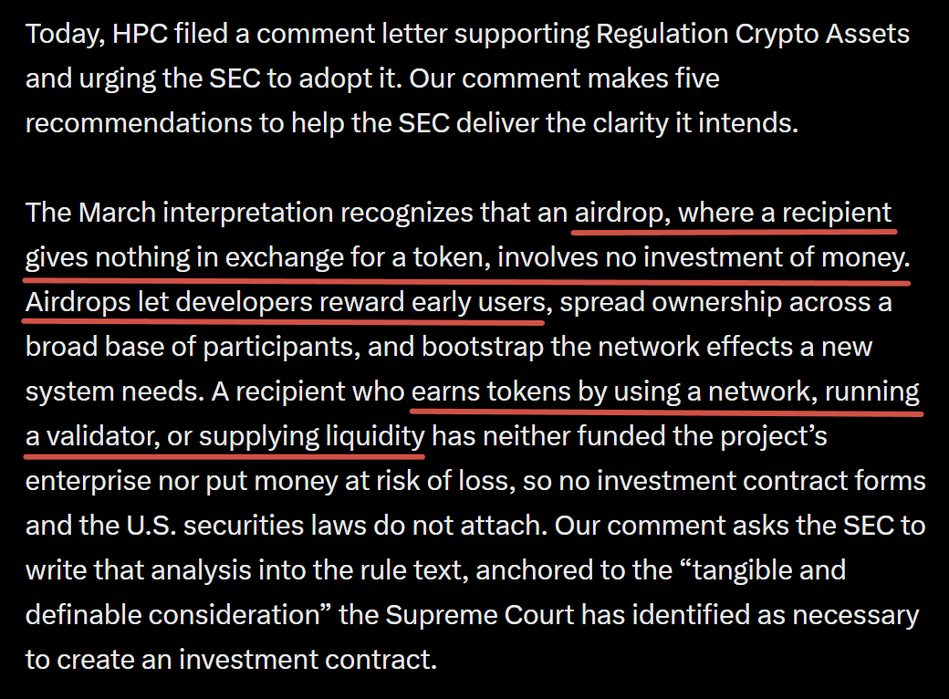InvierteconSeb's tweet photo. El equipo de Hyperliquid quiere que los airdrops se regulen. Será por algo?

Su equipo de políticas le ha mandado una carta a la SEC, y la palabra "airdrop" sale 7 veces. Os explico la historia de los airdrops en EEUU:

1️⃣ Antes: nadie sabía si un airdrop era legal en EEUU. Por eso muchos proyectos dejaban fuera a los americanos, y eso hacía que gran parte del capital no entrara a especular.

2️⃣ Marzo: la SEC dijo que, si no pagas nada por el airdrop, el proyecto no tiene que registrarlo como si fuera una acción. Esto es bueno, porque permite hacer airdrops a americanos sin todo ese papeleo. El problema es que es solo una interpretación, no una norma, y la SEC la podría cambiar en cualquier momento.

3️⃣ Agosto: la SEC propuso una norma nueva para cripto, centrada en cómo los proyectos pueden vender sus tokens para financiarse. Todavía no está aprobada, y lo de los airdrops no aparece en ella, así que sigue dependiendo solo de la interpretación de marzo.

4️⃣ Ahora: Hyperliquid pide que lo de marzo se meta en esa norma. Así dejaría de ser una opinión de la SEC y pasaría a ser una regla fija.

Es decir, quieren que quede regulada la forma de recibir airdrops en EEUU, y esto no solo beneficiaría a Hyperliquid, sino a otras empresas como Polymarket.

En cuanto al texto, también deja algo interesante: como ejemplo de quien recibe un airdrop, ponen a quien usa la red, tiene un validador o aporta liquidez. En otras palabras, quizás querían decir: usa la HyperEVM?

Por mi parte, tengo hyperliquid:native  en staking y llevo usando la EVM desde sus inicios. 

Ahí seguiré, y veremos si cae algo porque sería loco.