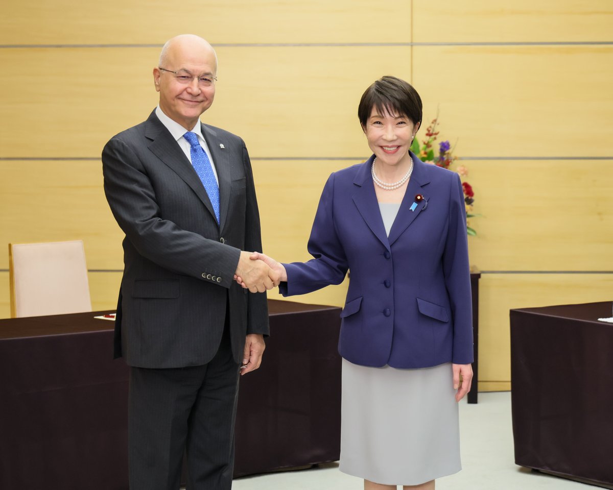 takaichi_sanae's tweet photo. 本日午前11時に、サーレハ国連難民高等弁務官（UNHCR）が官邸にお越し下さり、世界の難民を巡る課題について意見交換しました。

私から、本年に就任されたサーレハ国連難民高等弁務官に歓迎の意を申し上げるとともに、世界各地の難民・避難民の置かれた深刻な状況を踏まえ、故・緒方貞子 元国連難民高等弁務官が提唱された「人間の安全保障」の実現のためにも、UNHCRと連携していきたい旨をお伝えしました。

サーレハ国連難民高等弁務官からは、これまでの日本の支援につき謝意が表明され、世界の難民・避難民を巡る状況及びUNHCRの取組について詳しい説明をいただきました。

国際社会における難民・避難民支援は、一国のみならず地域の平和と安定に寄与するものです。

日本はUNHCRと緊密に連携し、難民・避難民の支援に取り組んでいきます。