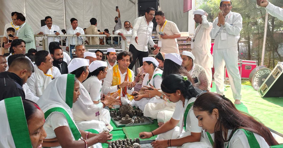 JVSinghINC's tweet photo. सत्य सनातन स्वाभिमान यात्रा सत्य सनातन धर्म के स्वाभिमान, आस्था और दिग्विजय संकल्प की यात्रा है।
जिस प्रकार मर्यादा पुरुषोत्तम भगवान श्रीराम ने सेतुबंध रामेश्वरम में पार्थिव शिवलिंग की स्थापना एवं भगवान शिव की पूजा-अर्चना के पश्चात लंका विजय के लिए सेतु निर्माण का कार्य आरंभ किया था, उसी आस्था और श्रद्धा के भाव के साथ आज हमने भी हजारों रामभक्तों के साथ मिलकर पार्थिव शिवलिंग का निर्माण किया।
हर-हर महादेव! जय श्रीराम!