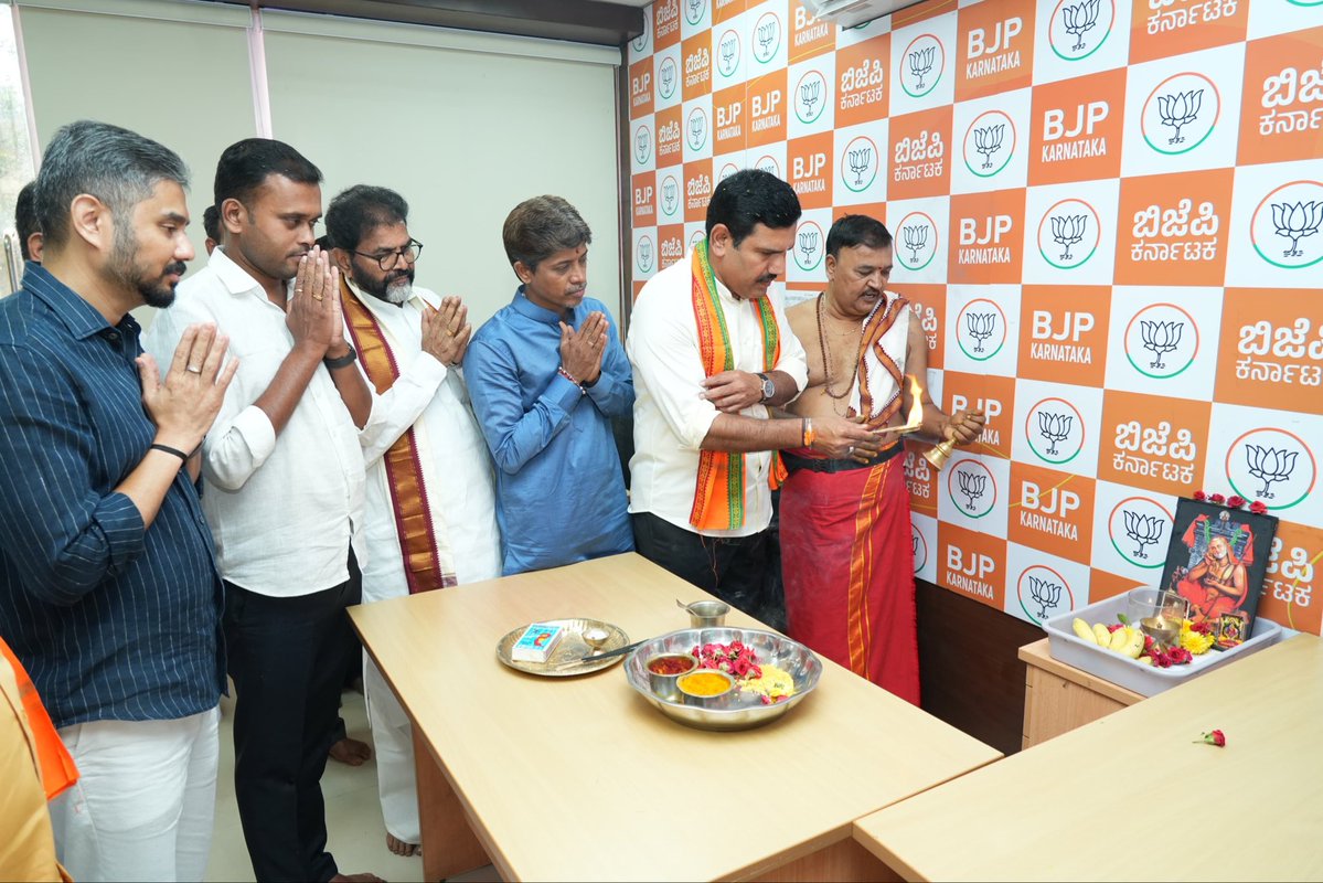 BYVijayendra's tweet photo. ನಾಡಹಬ್ಬ ದಸರಾ ಮಹೋತ್ಸವದ ಶುಭ ಸಂದರ್ಭದಲ್ಲಿ ಇಂದು ಬೆಂಗಳೂರಿನ ಮಲ್ಲೇಶ್ವರಂನಲ್ಲಿರುವ ಪಕ್ಷದ ರಾಜ್ಯ ಕಾರ್ಯಾಲಯ 'ಜಗನ್ನಾಥ ಭವನ'ದಲ್ಲಿ ಇಂದು 'ಆಯುಧ ಪೂಜೆ'ಯನ್ನು ಶ್ರದ್ಧಾ-ಭಕ್ತಿ ಹಾಗೂ ಸಂಭ್ರಮ ಸಂತೋಷದಿಂದ ಎಲ್ಲರೊಂದಿಗೆ ನೆರವೇರಿಸಲಾಯಿತು.

ಈ ಸಂದರ್ಭದಲ್ಲಿ ವಿಶೇಷವಾಗಿ ಪದ್ಮಶ್ರೀ ಪುರಸ್ಕೃತ ಶ್ರೇಷ್ಠ ವೈದ್ಯರಾದ ಡಾ. ವಿಜಯಲಕ್ಷ್ಮಿ ದೇಶಮಾನೆ, ವಿಧಾನ ಪರಿಷತ್ ವಿರೋಧ ಪಕ್ಷದ ನಾಯಕರಾದ ಶ್ರೀ @NswamyChalavadi , ಬೆಂಗಳೂರು ಕೇಂದ್ರ ಜಿಲ್ಲಾಧ್ಯಕ್ಷರಾದ ಶ್ರೀ ಸಪ್ತಗಿರಿ ಗೌಡ ಮತ್ತಿತರ ಪ್ರಮುಖರು ಮತ್ತು ನಮ್ಮ ಕಾರ್ಯಕರ್ತ ಬಂಧುಗಳು ಉಪಸ್ಥಿತರಿದ್ದರು.