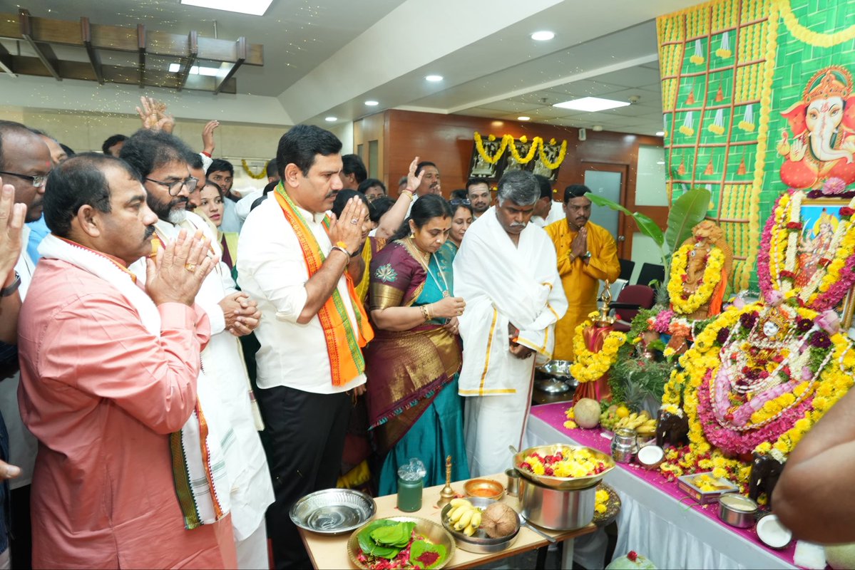 BYVijayendra's tweet photo. ನಾಡಹಬ್ಬ ದಸರಾ ಮಹೋತ್ಸವದ ಶುಭ ಸಂದರ್ಭದಲ್ಲಿ ಇಂದು ಬೆಂಗಳೂರಿನ ಮಲ್ಲೇಶ್ವರಂನಲ್ಲಿರುವ ಪಕ್ಷದ ರಾಜ್ಯ ಕಾರ್ಯಾಲಯ 'ಜಗನ್ನಾಥ ಭವನ'ದಲ್ಲಿ ಇಂದು 'ಆಯುಧ ಪೂಜೆ'ಯನ್ನು ಶ್ರದ್ಧಾ-ಭಕ್ತಿ ಹಾಗೂ ಸಂಭ್ರಮ ಸಂತೋಷದಿಂದ ಎಲ್ಲರೊಂದಿಗೆ ನೆರವೇರಿಸಲಾಯಿತು.

ಈ ಸಂದರ್ಭದಲ್ಲಿ ವಿಶೇಷವಾಗಿ ಪದ್ಮಶ್ರೀ ಪುರಸ್ಕೃತ ಶ್ರೇಷ್ಠ ವೈದ್ಯರಾದ ಡಾ. ವಿಜಯಲಕ್ಷ್ಮಿ ದೇಶಮಾನೆ, ವಿಧಾನ ಪರಿಷತ್ ವಿರೋಧ ಪಕ್ಷದ ನಾಯಕರಾದ ಶ್ರೀ @NswamyChalavadi , ಬೆಂಗಳೂರು ಕೇಂದ್ರ ಜಿಲ್ಲಾಧ್ಯಕ್ಷರಾದ ಶ್ರೀ ಸಪ್ತಗಿರಿ ಗೌಡ ಮತ್ತಿತರ ಪ್ರಮುಖರು ಮತ್ತು ನಮ್ಮ ಕಾರ್ಯಕರ್ತ ಬಂಧುಗಳು ಉಪಸ್ಥಿತರಿದ್ದರು.