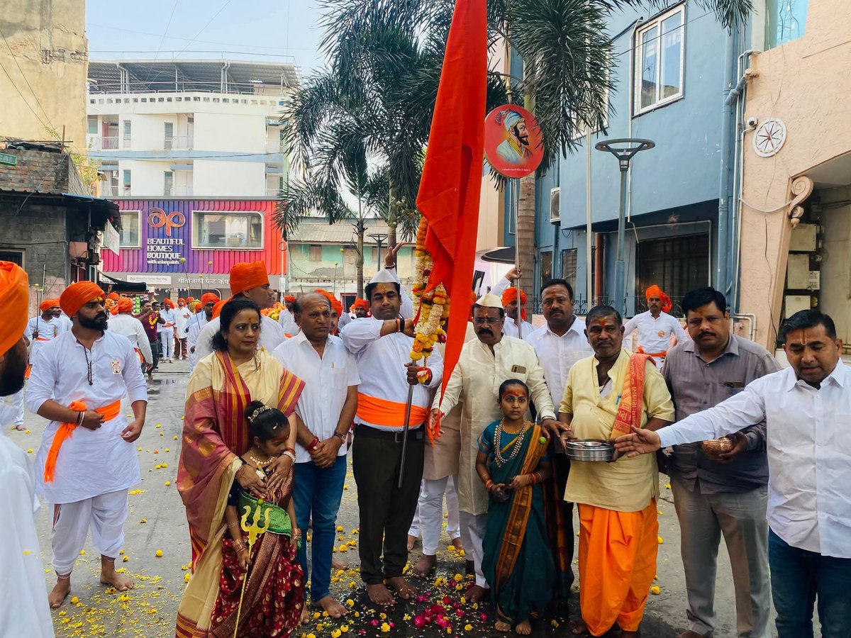 devendrakothe's tweet photo. विजयादशमी निमित्त श्री शिवप्रतिष्ठान हिंदुस्थान सोलापूर विभाग आयोजित श्री दुर्गामाता दौडीत सहभाग घेतला. 

छत्रपती श्री शिवाजी महाराज की जय, धर्मवीर छत्रपती श्री संभाजी महाराज की जय, भारतमाता की जय, हिंदू धर्म की जय अशा घोषणा देत देव देश धर्मावरील गीते म्हणत मोठ्या उत्साहात हिंदू तरुणांनी सहभाग घेतला.

यावेळी स्थायी समिती सभापती रंजिता ताई चाकोते, निवृत्त सैनिक महेश करकंटी आणि श्री शिवप्रतिष्ठान हिंदुस्थानचे धारकरी मोठ्या संख्येने उपस्थित होते.

#दुर्गामातादौड #शिवप्रतिष्ठान #संभाजीभिडेगुरुजी #सोलापूर