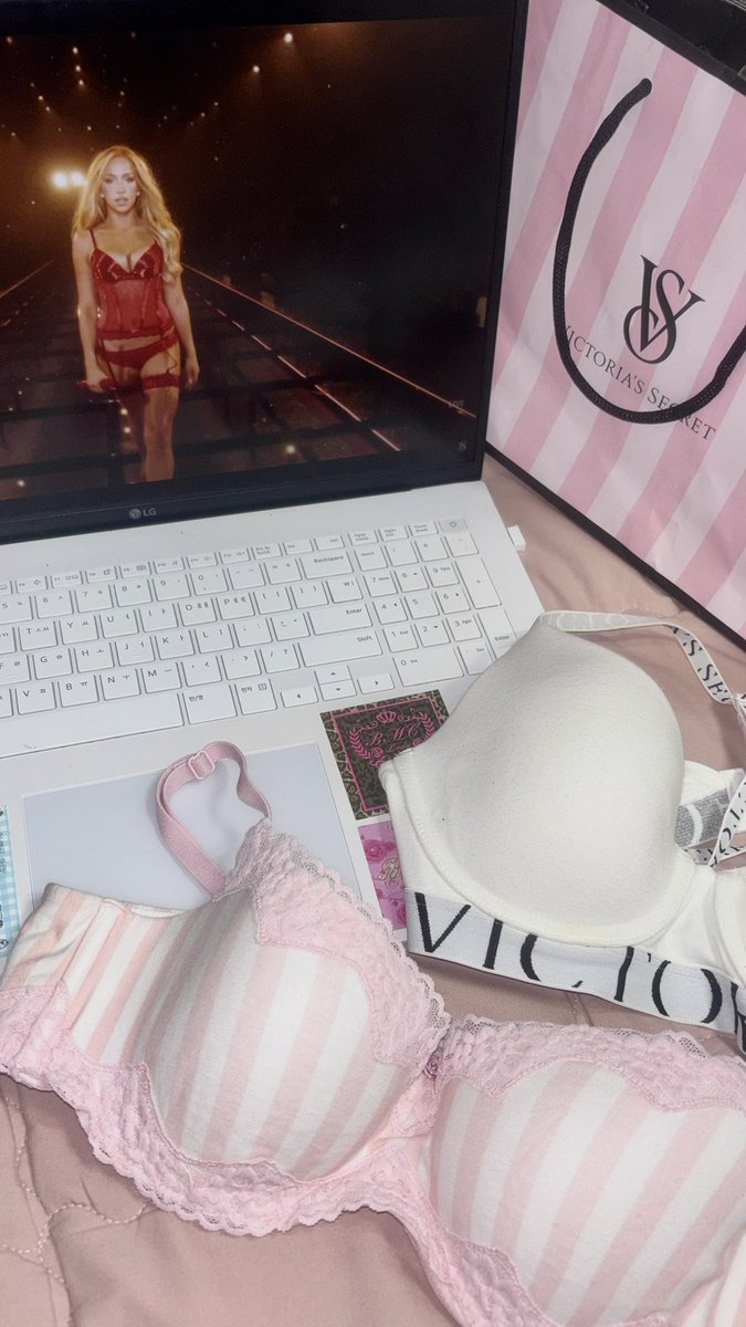bbycakes888's tweet photo. Victoria’s secret 🩰💖🎀💄👙 https://t.co/p7Yowh1dBY