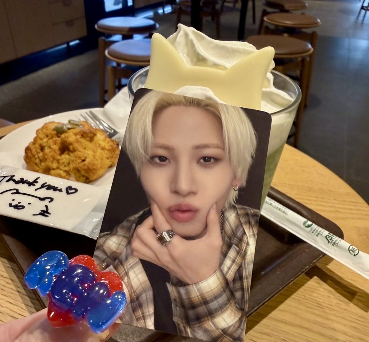 ren000mk's tweet photo. MATCHAフラペチーノで猫耳蓮くんしてきた💙
似合っててすごくかわいい🥰 https://t.co/ORp0b0yl4T