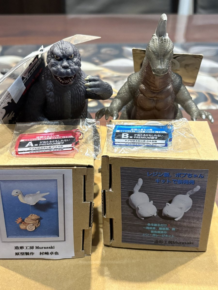 Go_Godzilla_Go's tweet photo. 先日の大怪獣ギャラリーにて、いなちゃんとこの物販でアーストロンを購入……そして割引なったクジでシェーゴジをゲット✨️

ムラサキさんとこで、可愛らしいキットを2体購入…そしてずっと欲しかったアピロスつばささんの一番くじ御守りもゲットできました(꒪¯꒳​¯꒪)ﾑﾌｩ

展示会で物販いいよね✨️笑

#怪G創獸結集
