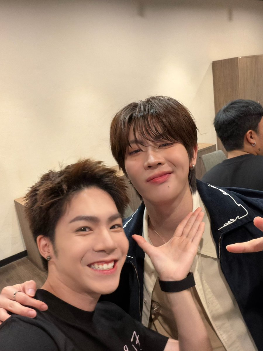 Kebunmellow's tweet photo. au where people never see them together, yet jj is firstone’s 2nd emergency contact after tle… 

bakal lucu bgt kayanya pertemanan mereka (di dalam kepalaku) kalau ditulis 😞💕 https://t.co/Mo80ulVdd7