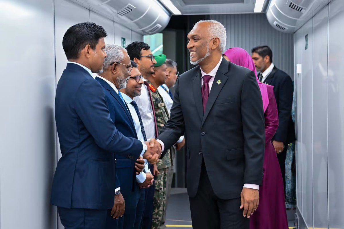 shiuna_m's tweet photo. ރައީސް @MMuizzu ގެ ދެކަނބަލުން ފުރަމާނަ ދަތުރުފުޅެއްގައި ޕާކިސްތާނަށް!

މި ދަތުރުފުޅުގައި ރާއްޖެ އާއި ޕާކިސްތާނާއި ދެމެދު  12 އެއްބަސްވުމެއްގައި ސޮއިކުރާނެ.

#MaldivesPakistan 🇲🇻🫱🏻‍🫲🏼🇵🇰 https://t.co/92Srden9WV