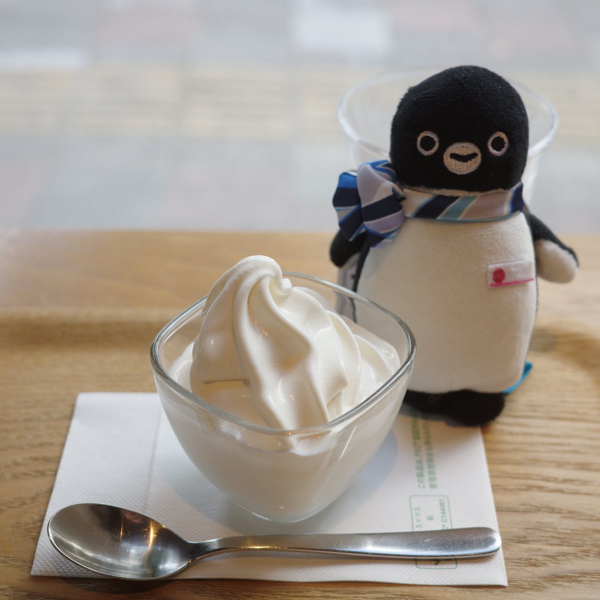 suisuipengu1n's tweet photo. ミニソフトクリームで一息ペン🐧
#Suicaのペンギン
#PenguinYearsごいっしょに https://t.co/l4eMLlRxuT