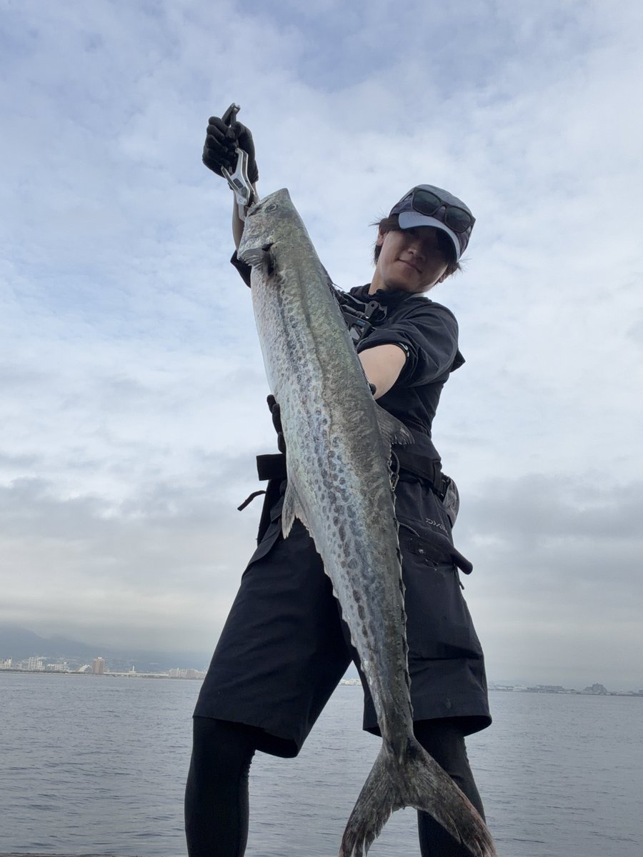 fishing_ryoma's tweet photo. 3釣行連続サワラ捕獲👏
そしてついに自己記録更新！！
合計10本で少し早めに納竿でしたが大満足✨

#サムライジグRスピンダブルフック40g  カラーはプロパープル！
やっぱこのカラー好きやわ✨

100ちょい超えてるけど口閉じでギリ100くらいっす🔥

DRAGGER  MX 93ML使用
MLロッドでもいい感じ✌️ https://t.co/FuLSEP19wJ