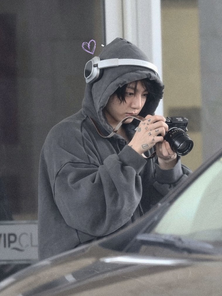 Jkthvva's tweet photo. taekook in argentina and jungkook wearing Nothing <3 https://t.co/Fk3DJhGZfB