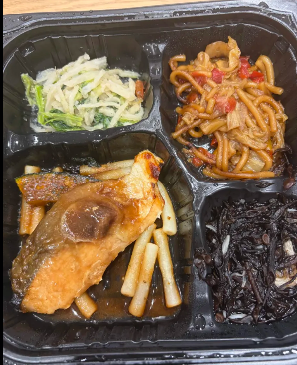 ONEGAME_hirakat's tweet photo. こんにちは、利用者のポリーナです。今日の昼ごはんはニンニク香る鮭のバター醤油焼きでした。リピートです。なぜならめっちゃうまいです！鮭が口の中にとろけます！焼きそば付きなのは嬉しい！
#いいよねビオルネ
#onegame #枚方 #ビオルネ #就労継続支援b型 #動画編集 #就B #利用者さん募集中 https://t.co/K0vDiErCum