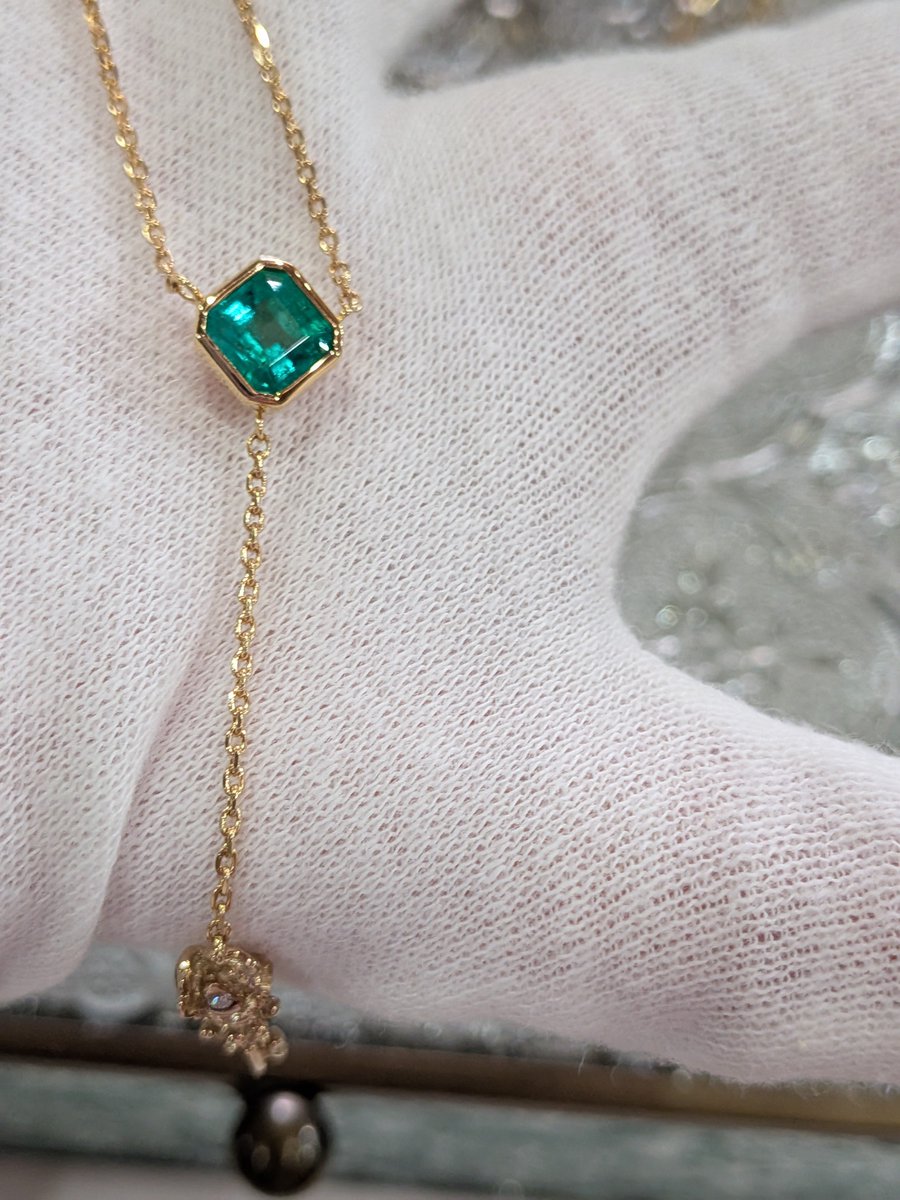 kokkoku39's tweet photo. Secret Garden

鮮やかなエメラルドグリーンに、
アンティークな趣を感じさせるバラの鍵を添えて

完全一点物のネックレスです

上品なゴールドとエメラルドが肌の色を美しく引き立てます

💎大阪ジェムファンファーレ

11/7〜11/8

@gem_fanfare

――――――

💎浅草石フリマ

11/21

@isi_fleamarket https://t.co/nLiUWxxkcW
