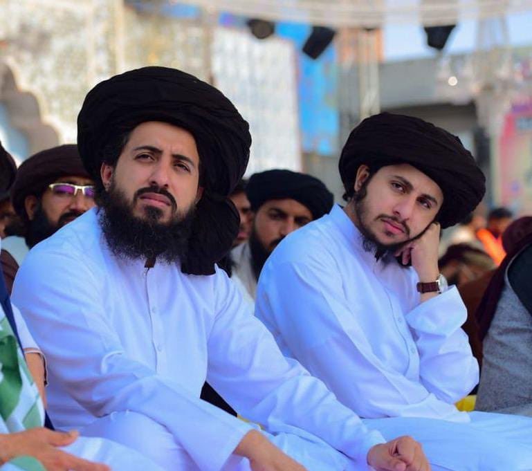 SaboohSyed's tweet photo. *لاہور ہائی کورٹ: رضوی برادران جبری گمشدگی کیس اپڈیٹ*

ٹی ایل پی قائدین کی جبری گمشدگی کے کیس کی سماعت جسٹس جواد ظفر کی عدالت میں ہوئی

گزشتہ سماعت کے دوران پولیس کو نوٹسز جاری کرتے ہوئے جواب طلب کیا گیا تھا

آج 28 تھانوں کی جانب سے رپورٹس جمع کروائی گئیں، جن میں دعویٰ کیا گیا کہ رضوی برادران پولیس کی تحویل میں نہیں ہیں

عدالت نے اگلے مرحلے میں ایف آئی اے اور وزارتِ داخلہ کو نوٹسز جاری کرتے ہوئے 27 اکتوبر کو رپورٹس طلب کر لیں

حافظ سعد حسین رضوی اور حافظ انس حسین رضوی کو جبری گمشدہ ہوئے 372 گزر چکے ہیں