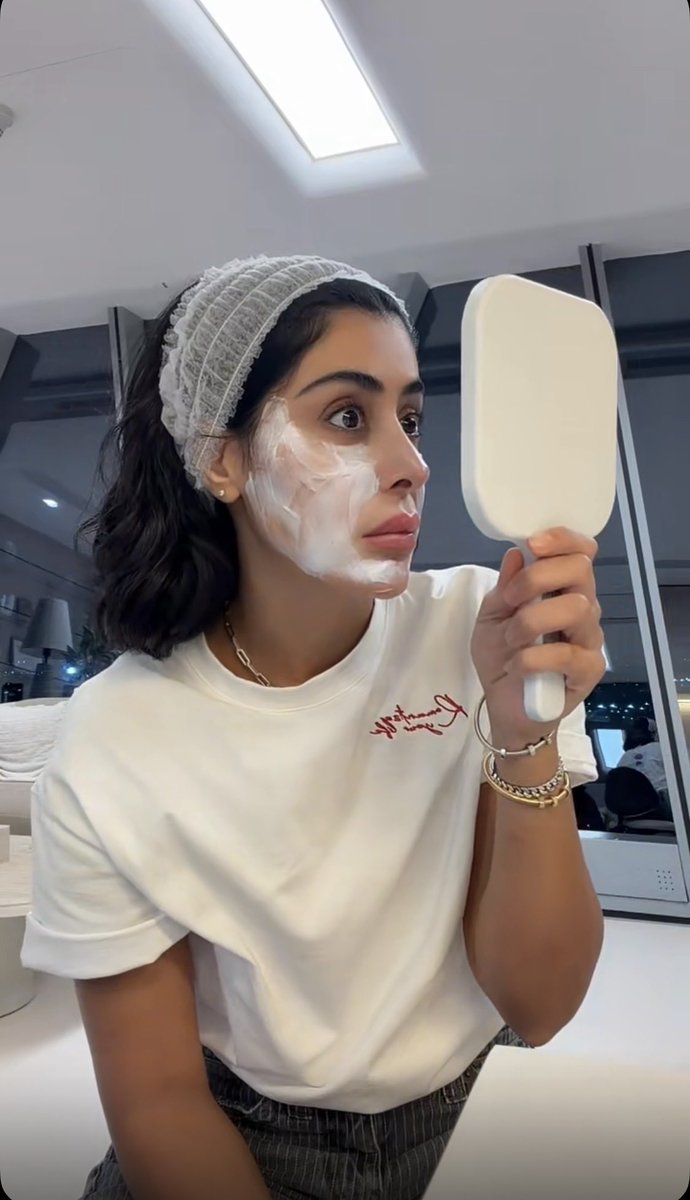 AseelGass's tweet photo. وجه فرح وهي منخرشه من جمالها😭😭😭😂😂😂❤️❤️❤️الله يجعلني اخذ ضيمها هالبنت 🥲🫶🏻 بذمتك فرح اول مره تشوفين وجهك😭مشاءالله تبارك ربي الله يحفظ لعيونك نظرها يابعد حييي 🫠 @farahalsarraf91  #فرح_الصراف https://t.co/mq9qZZ52YP