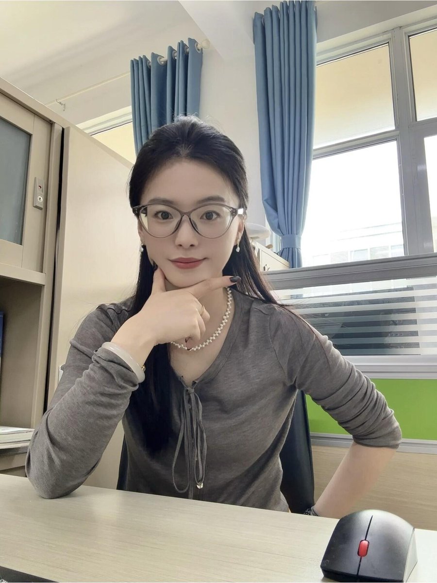 FFFFFFFINO's tweet photo. 听说很多男人对女老师的职业制服有种很特��的情结，今天这身合格吗 https://t.co/pXc1K9dO2g