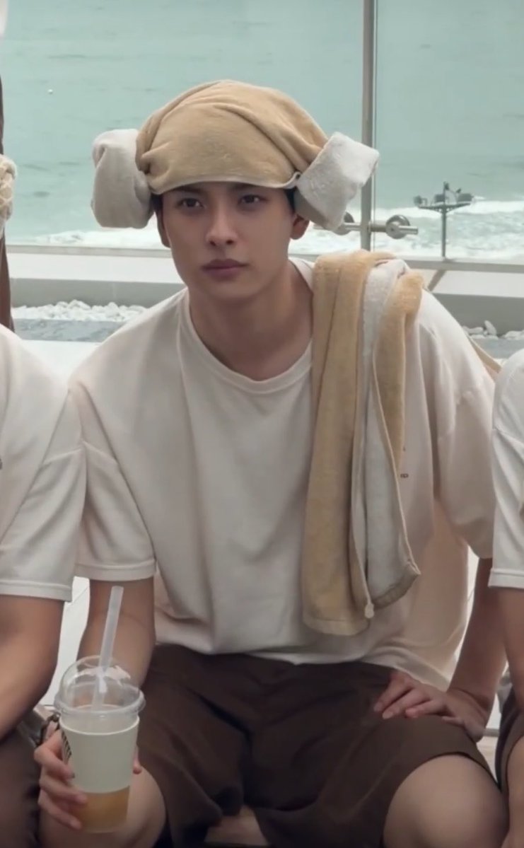 Mukrob_x's tweet photo. เด็กฝึกจากค่ายไหนคะเนี้ย เรียนฮันลิมรึเปล่า หล่อเตะตามากค่ะะะะะ ♥️🤩🤟🏻
#BUSTRIP_Korea
#KTOxBUS #KHUNPOL https://t.co/hGuWPMMXTr