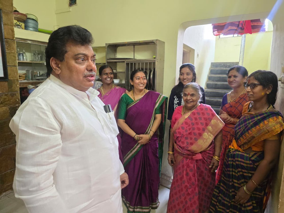 MBPatil's tweet photo. ಖ್ಯಾತ ಇತಿಹಾಸಕಾರರಾದ ಡಾ. ಕೃಷ್ಣಾಕೊಲ್ಹಾರ ಕುಲಕರ್ಣಿ ಮನೆತನದ ಐತಿಹಾಸಿಕ ಪರಂಪರೆ;
ಶತಮಾನಗಳ ಭಕ್ತಿಗೆ ಸಾಕ್ಷಿಯಾದ ಶ್ರೀ ವೆಂಕಟೇಶ್ವರ ಸ್ವಾಮಿ ವಿಗ್ರಹಗಳು!

ವಿಜಯಪುರ ಜಿಲ್ಲೆಯ ಕೊಲ್ಹಾರದಲ್ಲಿ ನೆಲೆಸಿರುವ ಸುಪ್ರಸಿದ್ಧ ಇತಿಹಾಸಕಾರರಾದ ಡಾ. ಶ್ರೀ ಕೃಷ್ಣ ಕೊಲ್ಹಾರ ಕುಲಕರ್ಣಿ ಅವರ ಮನೆಗೆ  ತೆರಳಿ, ಬಹುಕಾಲದಿಂದ ಭಕ್ತಿಭಾವದಿಂದ ಆರಾಧಿಸಿಕೊಂಡು ಬಂದಿರುವ ಶ್ರೀ ವೆಂಕಟೇಶ್ವರ ಸ್ವಾಮಿ ಹಾಗೂ ಶ್ರೀದೇವಿ ಮತ್ತು ಭೂದೇವಿಯ ವಿಗ್ರಹಗಳ ದರ್ಶನ ಪಡೆದು ಪ್ರಸಾದ ಸ್ವೀಕರಿಸಿದೆ. ಈ ಸಂದರ್ಭದಲ್ಲಿ ಅವರು ತಮ್ಮ ಮನೆತನದ ಧಾರ್ಮಿಕ ಪರಂಪರೆ ಹಾಗೂ ಐತಿಹಾಸಿಕ ಹಿನ್ನೆಲೆಯ ಕುರಿತು ವಿವರಗಳನ್ನು ಹಂಚಿಕೊಂಡರು.

ಆಂಧ್ರಪ್ರದೇಶದ ಗುತ್ತಿಯ ಪಾಳೆಯಗಾರರಾಗಿದ್ದ ಈ ಮನೆತನವು ಕ್ರಿ.ಶ. 1565ರಲ್ಲಿ ವಿಜಯನಗರ ಸಾಮ್ರಾಜ್ಯದ ಪತನದ ಬಳಿಕ ವಿಜಯಪುರ ಜಿಲ್ಲೆಯ ಕೊಲ್ಹಾರಕ್ಕೆ ಆಗಮಿಸಿ ನೆಲೆಸಿತು. ಆದಿಲಶಾಹಿಗಳ ಕಾಲದಲ್ಲಿ ಏಳೂರು ಕುಲಕರ್ಣಿಕೆ ಹಕ್ಕನ್ನು ಪಡೆದುಕೊಂಡು ಇಲ್ಲಿ ನೆಲೆಸಿದ ಈ ಮನೆತನವು ತನ್ನ ಐತಿಹಾಸಿಕ ಪರಂಪರೆಯನ್ನು ಇಂದಿಗೂ ಉಳಿಸಿಕೊಂಡು ಬಂದಿದೆ.

ಮನೆತನದ ಕುಲದೇವರಾದ ತಿರುಪತಿಯ ಶ್ರೀ ವೆಂಕಟೇಶ್ವರ ಸ್ವಾಮಿಯೊಂದಿಗೆ ಶ್ರೀದೇವಿ ಮತ್ತು ಭೂದೇವಿಯ ವಿಗ್ರಹಗಳನ್ನೂ ಇಲ್ಲಿಗೆ ತರಲಾಗಿತ್ತು ಎಂಬುದು ವಿಶೇಷ. ಈ ವಿಗ್ರಹಗಳು ಸುಮಾರು 700 ವರ್ಷಗಳಷ್ಟು ಪುರಾತನವೆಂದು ಹೇಳಲಾಗುತ್ತಿದ್ದು,  ಪ್ರತಿವರ್ಷ ನವರಾತ್ರಿಯ ಸಂದರ್ಭದಲ್ಲಿ ಹತ್ತು ದಿನಗಳ ಕಾಲ ನಂದಾದೀಪದೊಂದಿಗೆ ಭಕ್ತಿಪೂರ್ವಕವಾಗಿ ಆರಾಧಿಸುವ ಸಂಪ್ರದಾಯವನ್ನು ಇಂದಿಗೂ ಮುಂದುವರಿಸಿಕೊಂಡು ಬಂದಿದ್ದಾರೆ.

ಇಂತಹ ಅಪರೂಪದ ಧಾರ್ಮಿಕ ಸಂಪ್ರದಾಯಗಳು ನಮ್ಮ ನಾಡಿನ ಶ್ರೀಮಂತ ಇತಿಹಾಸ, ಸಂಸ್ಕೃತಿ ಮತ್ತು ಪರಂಪರೆಯನ್ನು ಮುಂದಿನ ಪೀಳಿಗೆಗೆ ಪರಿಚಯಿಸುವ ಅಮೂಲ್ಯ ಕೊಂಡಿಗಳಾಗಿವೆ.