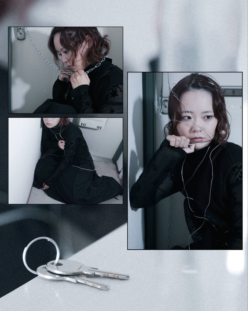 achonox's tweet photo. 【 METAL ≒ 葛藤 】

自分で自分を縛り、苦しみながらも、どこか安心してしまう。

外へ出る場所である玄関で、あえて自分を縛りました。

自由になれないのではなく、
自由になることを私は恐れているのかもしれない。

photo by me https://t.co/hHsSNsMf3h