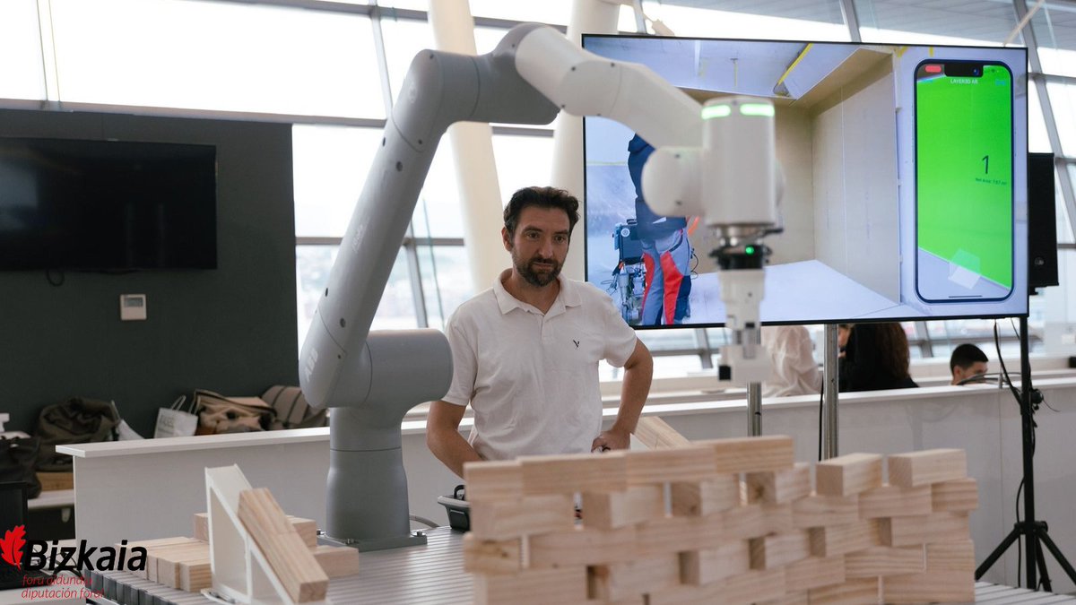 BuildinnCluster's tweet photo. 🤖 En el BUILD:INN MEET:INN, Jesús Medina (LISDEM) diseñó los movimientos de un robot de ABB que simulaba la construcción de un muro.

Gracias a Jesús, a Phenomenon Robotis y ABB por hacerlo posible.

Esta acción forma parte de la #MisiónInversa, financiada por el Departamento de Promoción Económica de la Diputación Foral de Bizkaia.

La robótica abre nuevas vías para industrializar la construcción en Euskadi.

#MisiónInversa #MEETINN2026