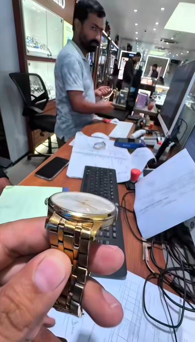 Miss_Soumya56's tweet photo. This poor boy had bought a Casio Edifice company watch for ₹13,000 twenty days ago.

Just 10 days later, one ring of the watch came off, and the next day the boy went to the service center and got the watch repaired too.

But the technician, to put the watch ring back in, forcefully hammered it 2/3 times...1/2