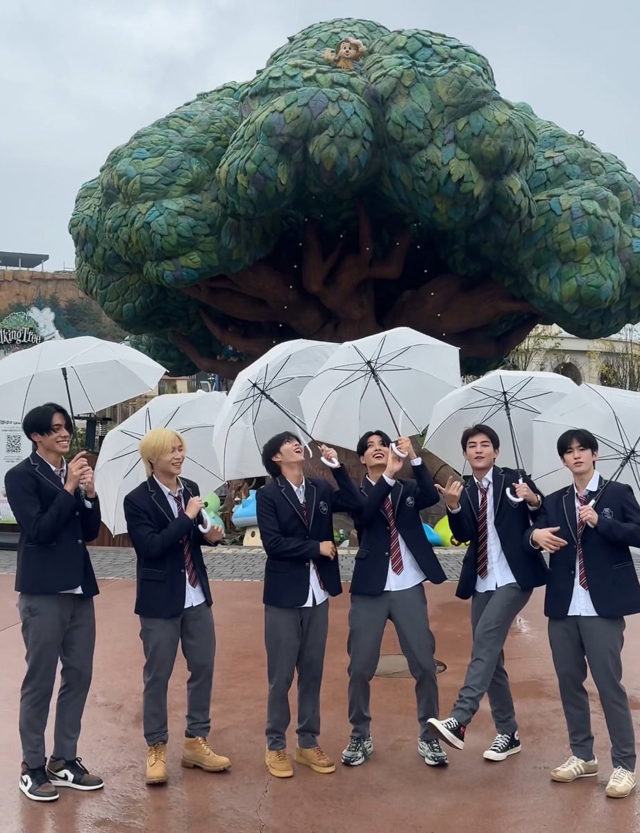 lunarlinnn's tweet photo. แก๊งค์นักเรียนหล่อๆที่เป็นสเปคของสาวๆทั้งโรงเรียนมาก
#BUSTRIP_Korea
#KTOxBUS
#KTOThailand https://t.co/8g22SrkWi4