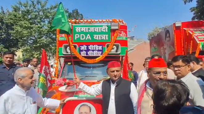 UPNOWTV's tweet photo. #लखनऊ: 2027 चुनाव के लिए सपा ने तेज की तैयारी अखिलेश यादव ने प्रचार वाहनों को दिखाई हरी झंडी प्रचार वाहनों पर लिखा- जो पीड़ित है, वो PDA है #Lucknow #AkhileshYadav #SamajwadiParty #PDA #UPElections2027 #UPPolitics #UPNews #UPNOW https://t.co/wk5UOmtg0Y
