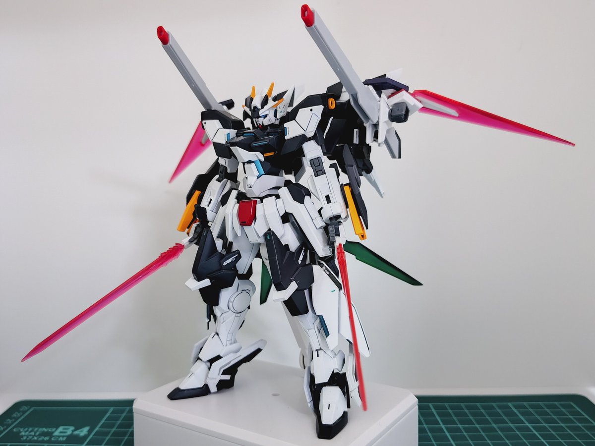 Overs0573's tweet photo. 3ミリ穴加工した武器を仮取り付けしてみたが、
なんかこんな感じのシルエットのロボがいた気がする。 https://t.co/1DkJXib3so