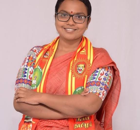 Kandeepan2016's tweet photo. நாம் தமிழர் கட்சி நிர்வாகிகள் @Karthika_MCK அக்கா மற்றும் @mathivananisai அண்ணா மற்றும் பலரை கைது செய்து இருக்கும் தவெக அரசின் அரசியல் பழிவாங்கல் நடவடிக்கைக்கு வன்மையான கண்டனங்கள்.

கருத்தியலாகவும் அரசியல் ரீதியாகவும் எதிர்கொள்ளத் துணிவில்லாத தவெக அரசு, காவல்துறையை ஏவி அரசியல் எதிர்ப்புக் குரல்களை ஒடுக்க நினைப்பது ஜனநாயகத்திற்கு எதிரானது.