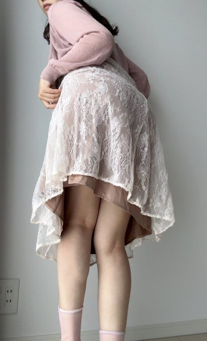 asd_1236's tweet photo. 已婚少妇的小心思：表面乖巧，其实裙子下面什么都没穿哦 ，就是感觉一下露出是什么样得感觉 。 https://t.co/RXN1jimUpJ