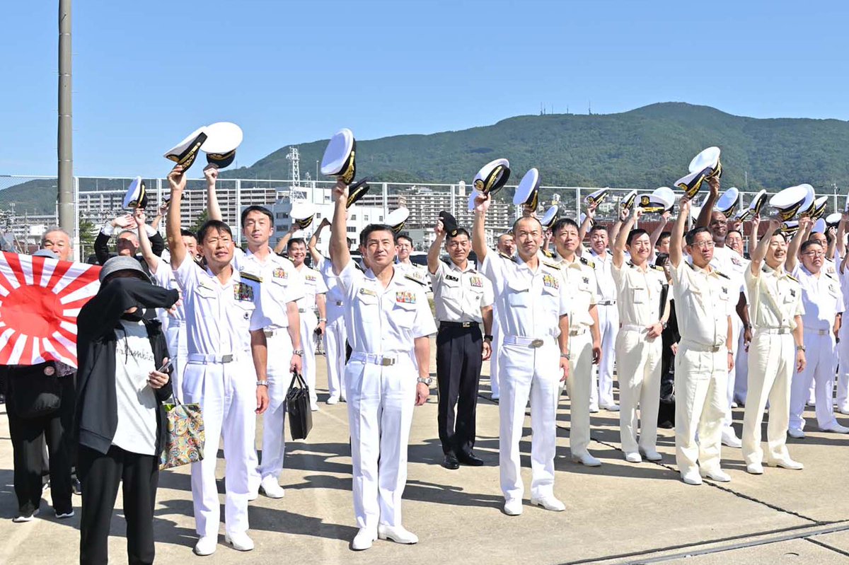 jmsdf_srh's tweet photo. 10月17日(土) #第55次派遣海賊対処行動水上部隊 の出国行事を行いました🫡
 #護衛艦「きりさめ」は、ソマリア沖・アデン湾における海上交通の安全確保に従事します。
きりさめ艦長小寺２佐ほか約２００名の隊員と海上保安官８名は任務の完遂を誓い、出港しました🚢
#海自佐世保 #ご安航をお祈りします https://t.co/a5xIpnY6x4