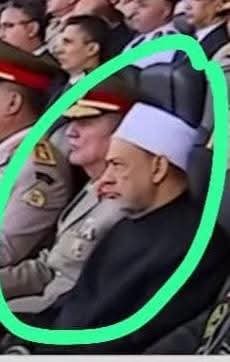 NaseerSourani's tweet photo. شاهد وجه شيخ الأزهر عندما اعلن الرئيس المصري بانه يقف الى جانب السعودية ويريد تفويض لمحاربة الحوثي 

#شيخ_الأزهر #أحمد_الطيب يخرج مناديا لإيقاف الحرب عن الحوثي بطريقة خبيثة، بدعوى أنهم أخوة لنا 
يقول يجب تغليب روح الأخوة!!!
📌هل من يطعن في عرض نبينا عليه السلام، 
 ويكفر أصحابه رضي الله عنهم على المنابر يعتبر اخ لأهل الإسلام؟
📌هل الذي هدم المساجد في #اليمن وقتل الأطفال والنساء يعتبر من أهل الإسلام ؟

📌هل من قام باحراق الآلاف من نسخ المصحف تعتبره مسلم؟

📌هل الذي استهدف الحرمين الشريفين مسلم عند أحمد الطيب؟

هذا المسمى بالطيب كبير #الصوفية ،  عميل للرافضة ، يدافع عن الشيعة الرافضة ويعتبرهم مذهب من مذاهب أهل الإسلام ويأخذ منهم في التشريع وقد قال هذا بلسانه.
📌وغيره الكثييير من كبار الصوفية ويوجد فيديو في التعليقات يثبت ذلك . 
📌أمامكم كل صفحات كبار الصوفية لم ولن تجدوا فيها نصرة ولو بكلمة واحدة لأهل الإسلام، إما تجدهم صامتين وإما مؤيدين للشيعة وإما يسعون للفكاك على الحوثي تحت مسمى الأخوة في الدين.
 
📌نشهد الله عز وجل وملائكته وجميع من قرأ هذا ، ان الحوثي كافر زنديق وعميل لإيران المجوسية، والله إنهم عبدة أوثان ولا يدافع عنهم ويواليهم إلا من انتكست فطرته وفسدت عقيدته.

#المملكة_الأردنية_الهاشمية #عمّان #السعودية #الرياض 
#الأزهر #مصر #القاهرة