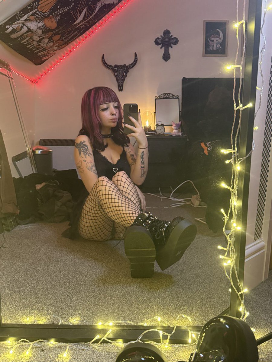 celeste_49_m's tweet photo. there's something about fishnets that makes an ordinary outfit feel like it has a whole backstory. what kind of girl do i look like in these_ 🕸 https://t.co/Nha2GtphBk