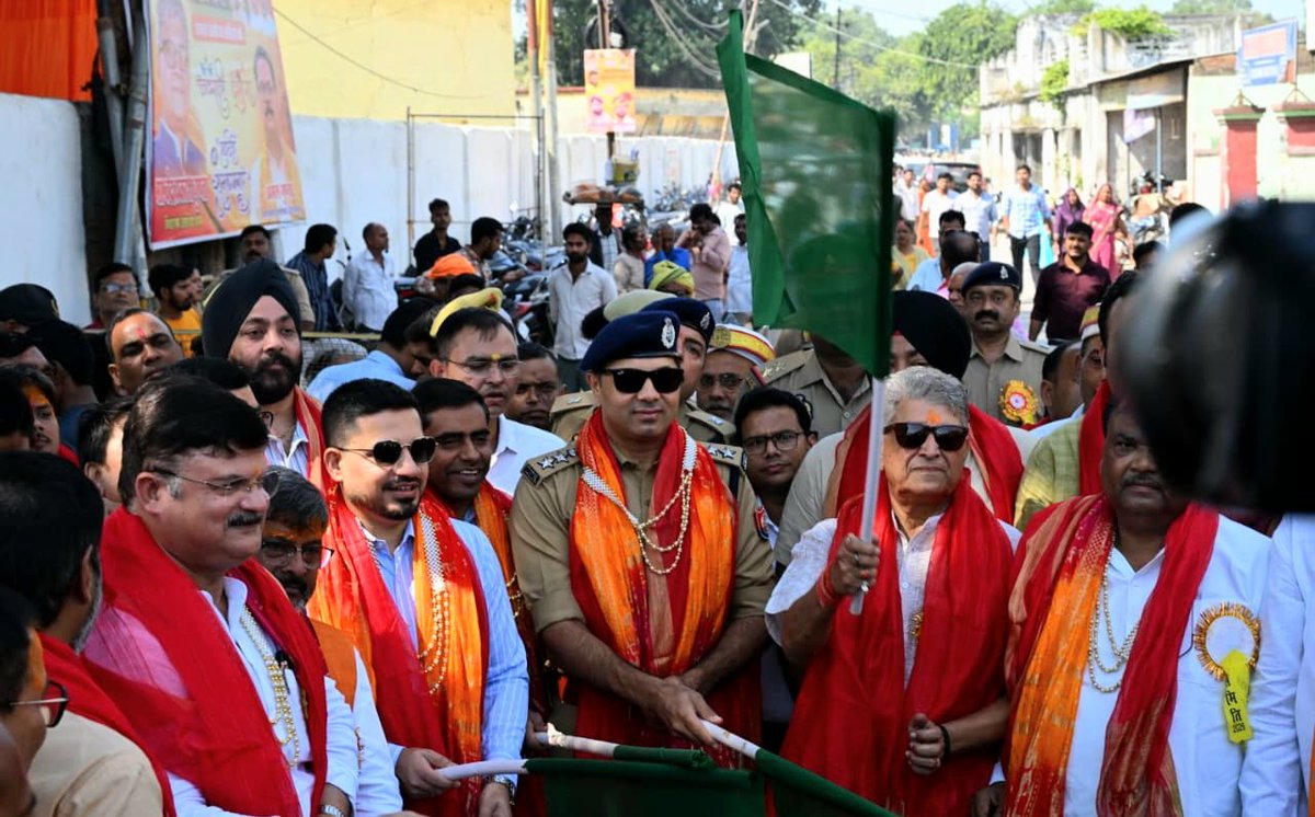 dmayodhya's tweet photo. प्रतिमा विसर्जन के दृष्टिगत जीआईसी ग्राउंड से विसर्जन हेतु जाने वाले वाहनों को हरी झंडी दिखाकर रवाना किया गया। साथ ही विसर्जन मार्ग का निरीक्षण कर सुरक्षा, यातायात एवं श्रद्धालुओं की सुविधाओं आदि का अवलोकन किया गया।
@CMOfficeUP @UPGovt @InfoDeptUP https://t.co/jMfkuGrKzs