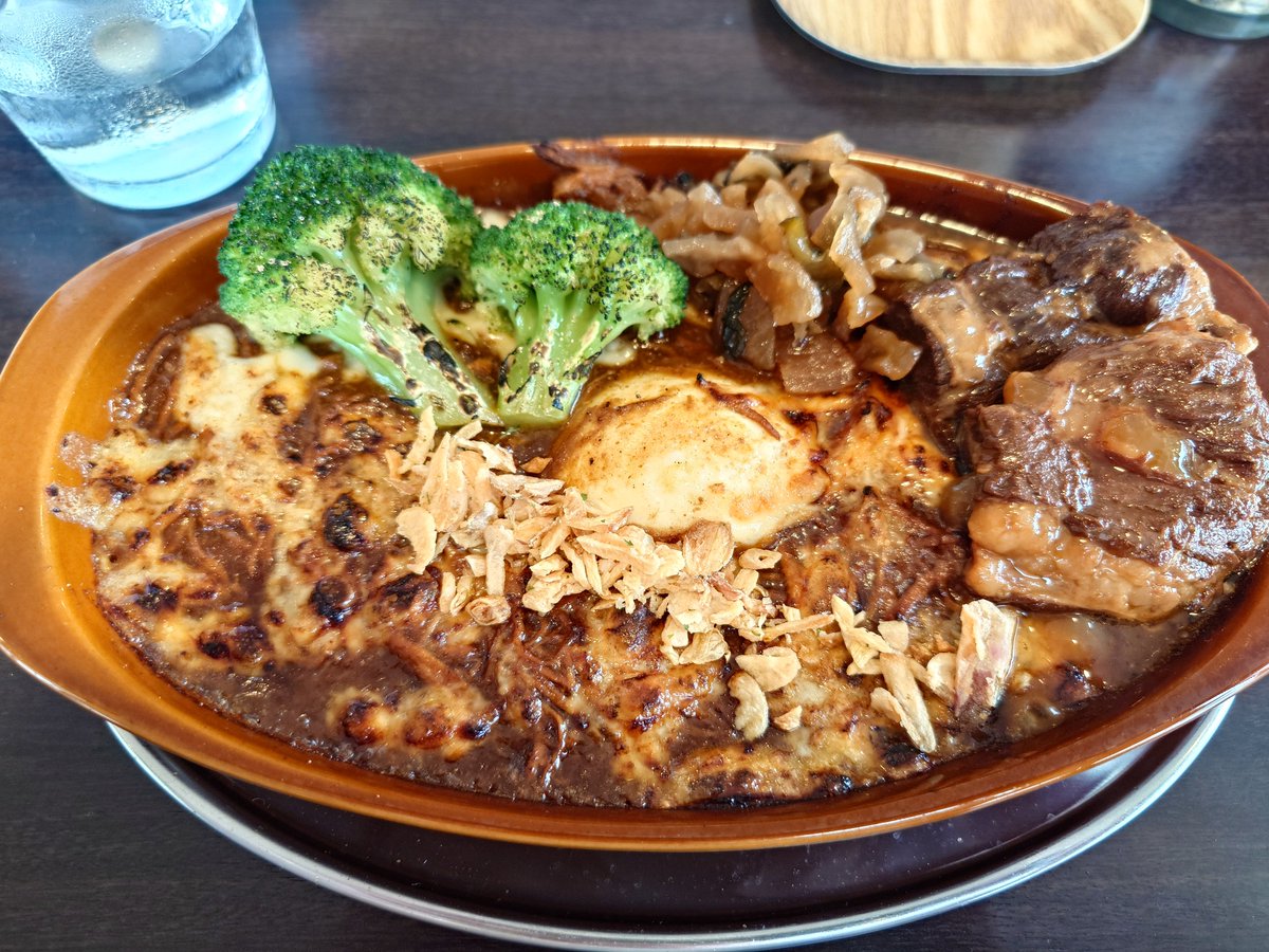 stage_love_sora's tweet photo. お昼ごはんはずっと行ってみたかったカレーライス専門店coocyへ🍛
焼きカレーに豚バラなんこつの煮込みをトッピング！
初めて行ったので辛さはおすすめの中辛
とても美味しかった😋
もうちょっと辛くても良さそうなので次は1辛にしてみよう

 #カレーライス専門店coocy https://t.co/inIUy4lpRV