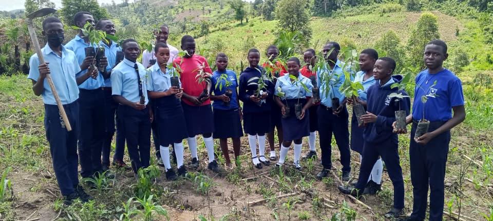 acfode's tweet photo. We are not stopping at one school! 

#ACFODE continues to share the knowledge and skills that help young people grow their own food. This time, we took our kitchen gardening initiative to Kibuye Primary School and Kibuye Secondary School.

Through their GBV Prevention Clubs, learners planted spinach, sukuma wiki, onions, cabbage and other vegetables using tower bags, showing that you don’t need a big garden to grow your own food.

By learning these skills, students can start growing vegetables at school and at home, helping their families access fresh food while caring for the environment.

A small space can still grow something valuable! Start yours today

#KitchenGardening #YouthEmpowerment #FoodSecurity #ACFODE