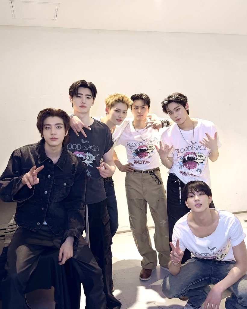 0209coded's tweet photo. no words, just thank you for everything. i love you, my six boys ♡ https://t.co/LaMJw3Ua9s