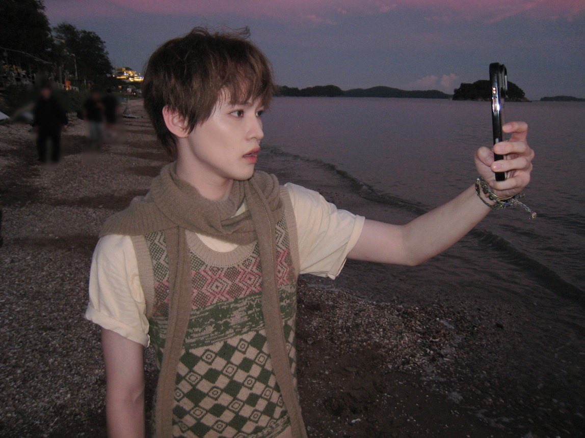 chenleveerse's tweet photo. #CHENLE studio xhs update 🩵

“where’s the exit button for photos?
@钟辰乐  ☀️🌅”

🔗 https://t.co/5PBrmaXTV2
#천러 #チョンロ #钟辰乐 #辰乐 #CHENLE https://t.co/psaySns4Ly
