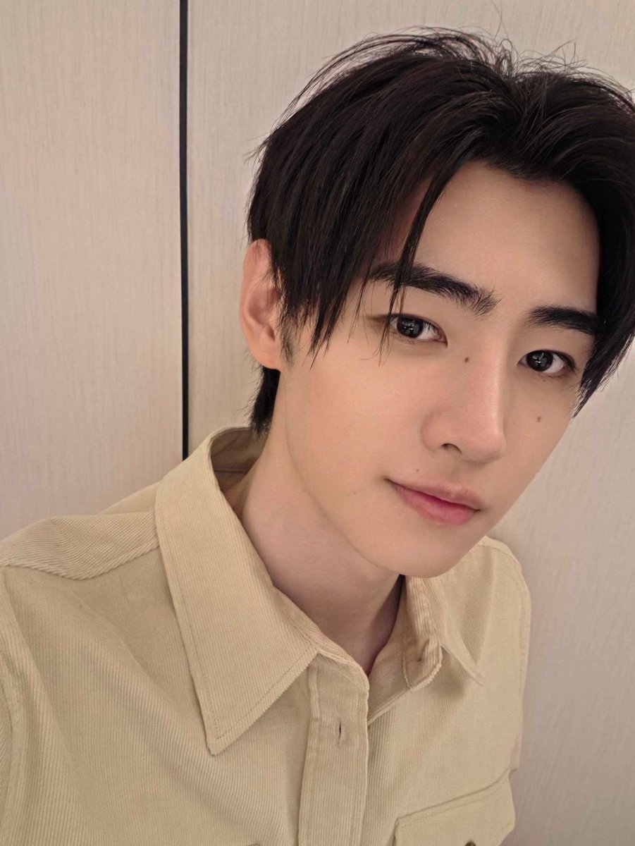 missingpsh's tweet photo. sunghoon selca 💛☀️ https://t.co/a0ym5uK74t