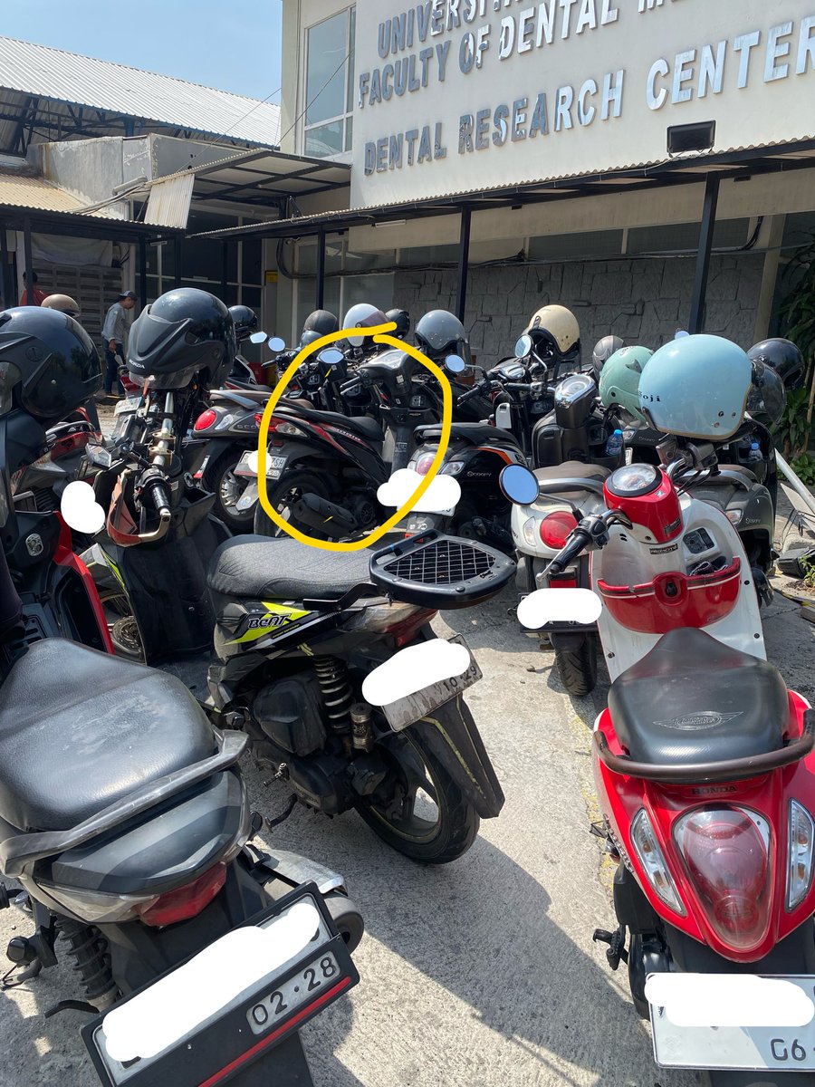 stefunnytjm's tweet photo. bayangin sby sepanas ini + parkiran berantakan bgt gaada bentuk + motor kejebak + ADA MOTOR YG KUNCI SETIR wah literally orgil☺️ mau mindahin motor pun astaga semuanya panas tanganku ga kuatttttt (yg dilingkarin motorku btw bukan yg kunci setir awoakwoakw) https://t.co/6CNrQSJ2Bi