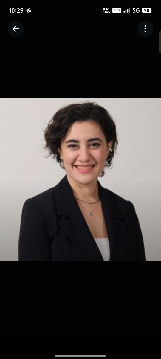 ihsankacarr's tweet photo. İzmir Barosu yönetimine seçilen bir kadın avukatın, geldiği ve içinde bulunduğu yapı göz önüne alındığında ırkçı bir tutum sergilemesi şaşırtıcı değil.

Biraz araştırdım, hiç şaşırmadım. Yavuz Ağıralioğlu’nun partisinde çalışmış ve ilçe başkanlığı yapmış.

Kürtlere ve DEM Parti’ye karşı düşmanca bir tutum sergiliyor.

Sosyal medya hesabını inceledim. Bu tutumunun yeni olmadığı, geçmişten beri benzer bir yaklaşım içinde olduğu görülüyor.