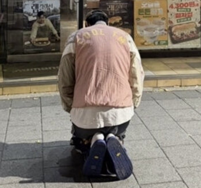 tang__kira's tweet photo. Berlutut di depan gerai Subway, Lee Kwangsoo: Maafin aku ya wahai para part-timer

Baru-baru ini, lewat Bubble, ada fans yang bertanya soal menu favorit Lee Kwangsoo di Subway. Ia pun menyebutkan menu favoritnya, bahkan menunjukkan pesanannya baru-baru ini sampai kombinasi menu favoritnya.

Menu favorit Lee Kwangsoo adalah Rotisserie BBQ Chicken 15 cm dengan roti gandum dan American cheese, smoke BBQ sauce, serta garam dan cabai. Tak lupa tambahkan timun, paprika, dan zaitun.