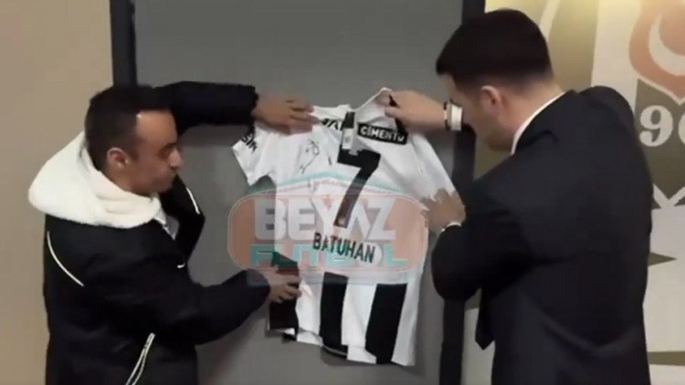 furkinizden's tweet photo. @salih_karabey52 @Mkarakulaa1903 Hakem bjkli olmasa kırmızı verirdi. Bıraz düşündü ulan kırmızı ama bjkliyim. Veremem kırmızıyı dedi vermedi https://t.co/dGpdtgOp9e