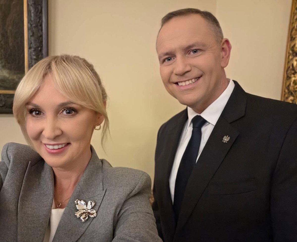 smutnahistoria's tweet photo. „Nie miał kto mi zrobić zdjęcia z prezydentem po wywiadzie, więc zrobiłam sama 😉”

więcej, szybciej, głębiej, mocniej….polskie dziennikarstwo be like 🤡 https://t.co/Jh3auwqeJ5