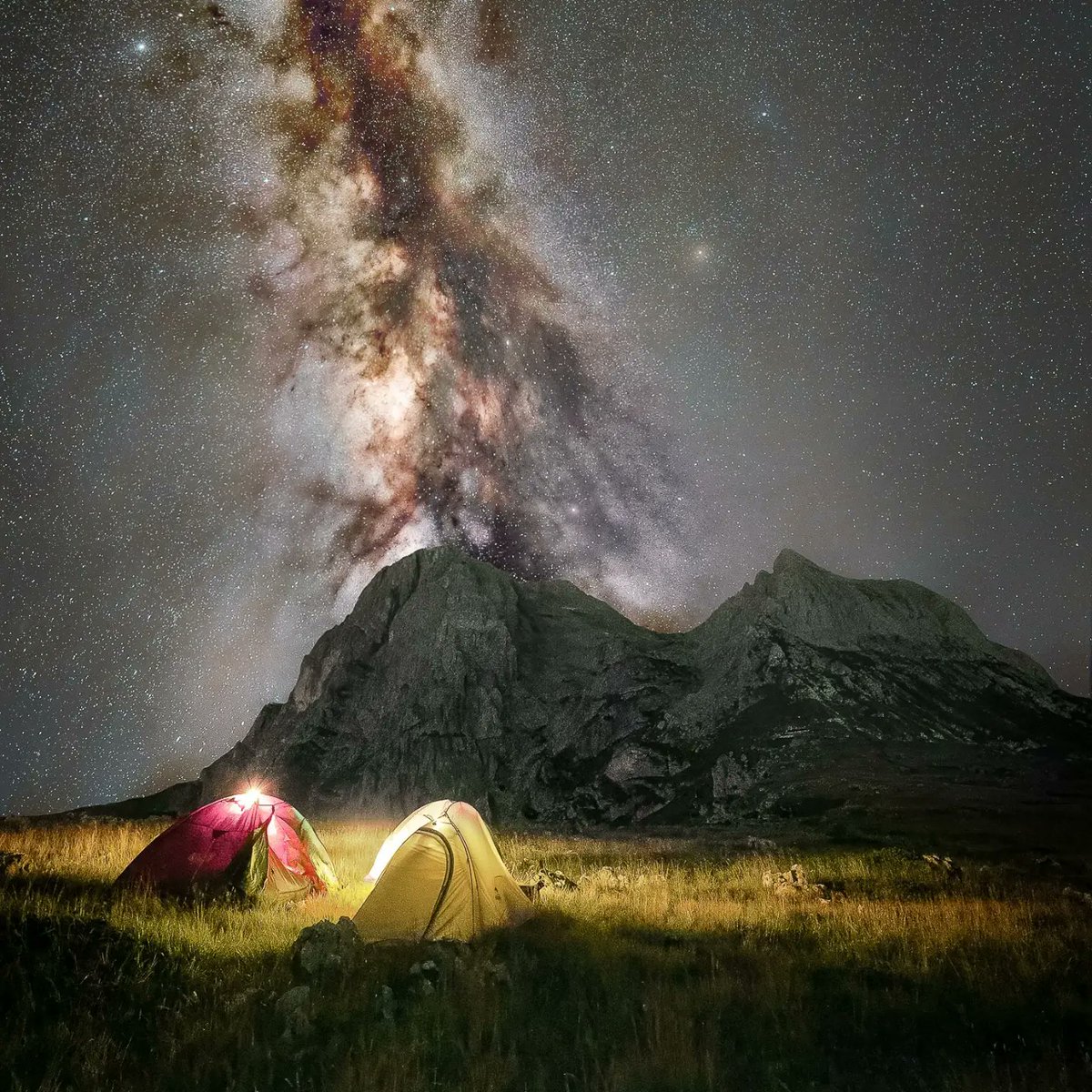 YourAbruzzo's tweet photo. Sul #GranSasso la notte spalanca il cielo: la Via Lattea attraversa le stelle e la montagna diventa parte dello spettacolo. ✨🌌
📸IG alessandro_prezioso
#viaggioinabruzzo #abruzzo #abruzzoturismo https://t.co/wkixoqRVlp